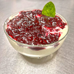 Mousse de chocolate branco com frutas vermelhas